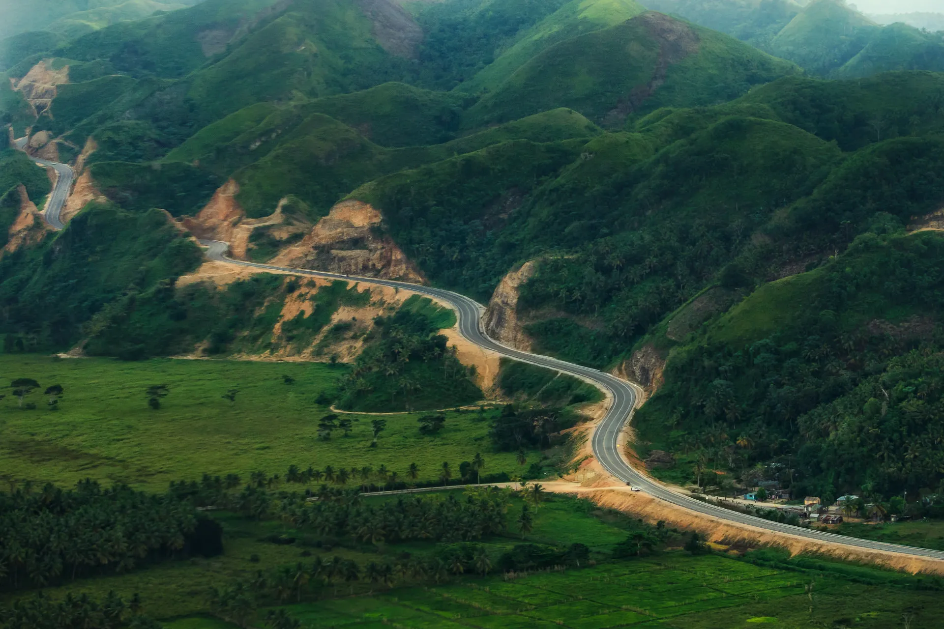 山中蜿蜒道路的鸟瞰图。
